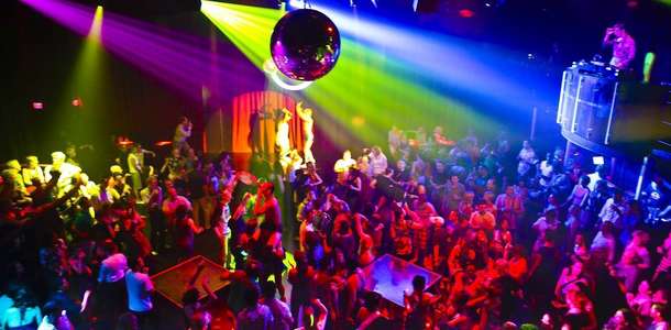 Hareketli gece eğlencelerinin keyfini çıkarın