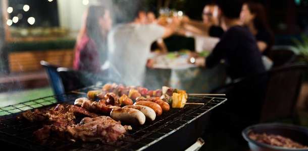 Kayak sonrası mangalda pişen sucuk ekmek yiyin