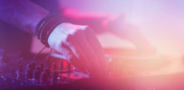 Geceleri DJ performanslarıyla eğlenin  