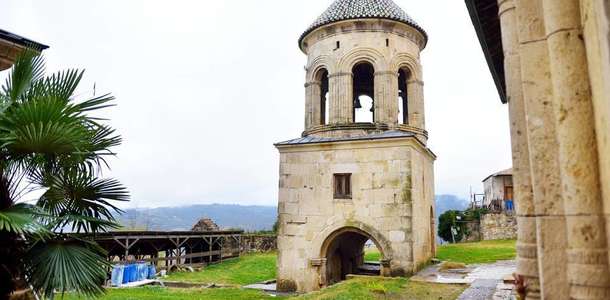 Tarihin doğayla buluştuğu Gelati Manastırı’nı görün