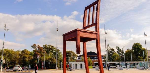 Kırık Sandalye Anıtı'nı görün ve şaşırın