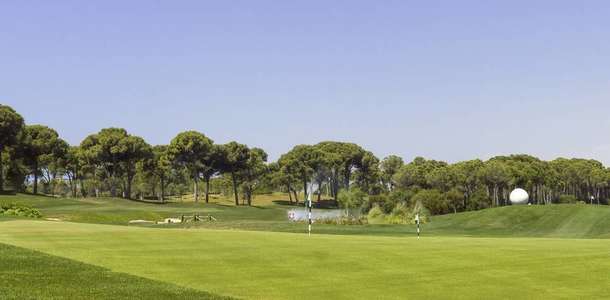 Ülkemizin en büyük golf sahalarının bulunduğu Belek’te golf oynayın, tertemiz sahillerinde deniz, kum ve güneşin tadını çıkarın