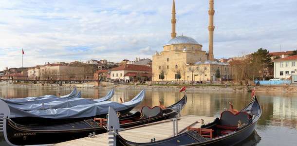 Kızılırmak’ta gondol turu yapabilir, asma köprüden geçebilirsiniz 