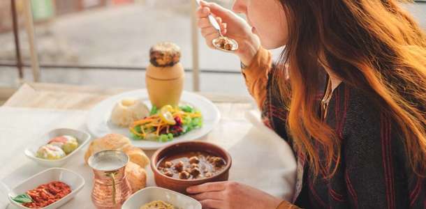 Yerel yemeklerin ve şarapların tadına bakın  