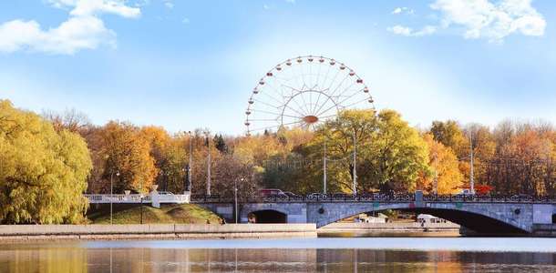 Gorky Park'taki dönme dolaba binin