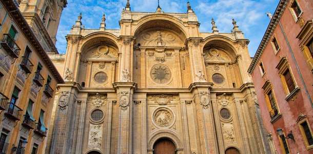 Granada Katedrali’nin ihtişamlı yapısını görün  