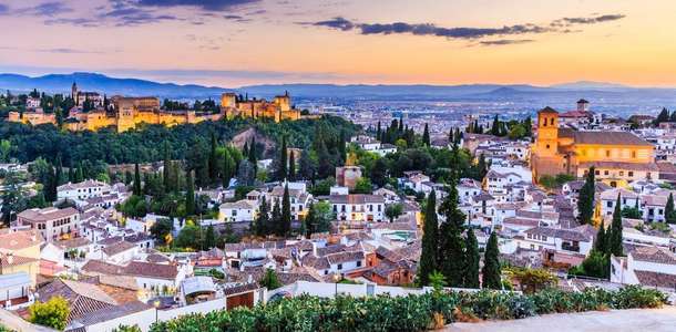 Şehrin manzaralı tepelerini görün 
