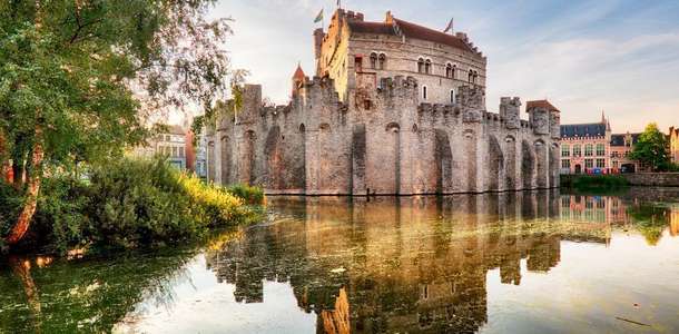 Gravensteen Kalesi’ne çıkın ve Sint-Veerleplein Meydanı’nı gezin
