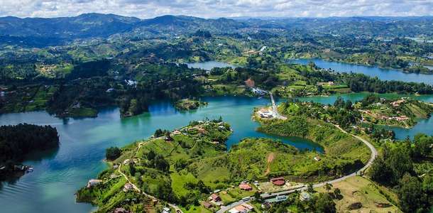 Guatape'ye günübirlik gezi yapın 