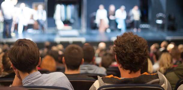 Guthrie Tiyatrosu’nda oyun izleyin