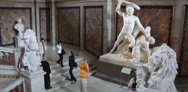Bir sanat galerisi ziyaret edin