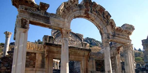Kyzikos Antik Kenti’nin gizemlerle dolu atmosferine girin, dünyanın sekizinci harikası sayılan Hadrianus Tapınağı’nda şaşalı Roma dönemine gidin