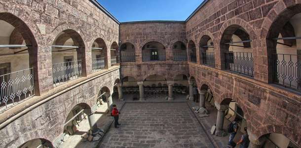 Meydan Medresesi’ne gidin