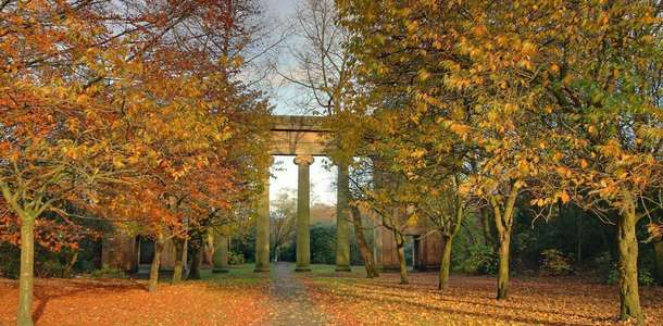 Heaton Park’ta çimlerin üzerine uzanın  