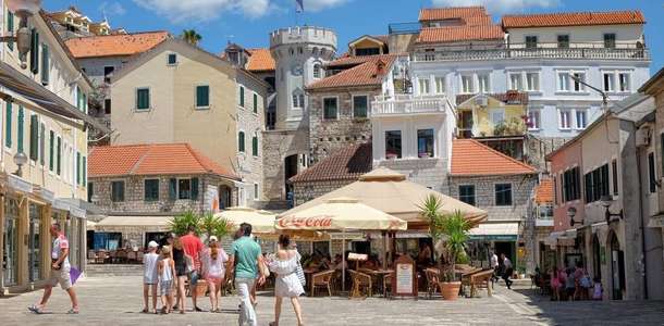 Stari Grad’ın renkli sokaklarında gezin  
