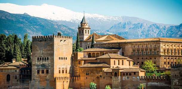 Tarihi El Hamra Sarayı’nı gezin 