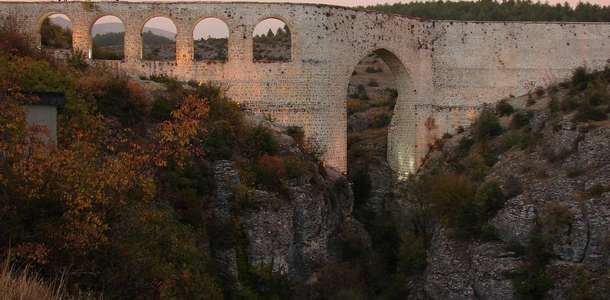 Eşsiz bir doğa fonunda İncekaya Su Kemeri’nin fotoğraflarını çekin