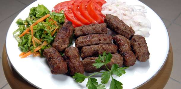 İlçenin olmazsa olmazı sayılan İnegöl köftesini tadın
