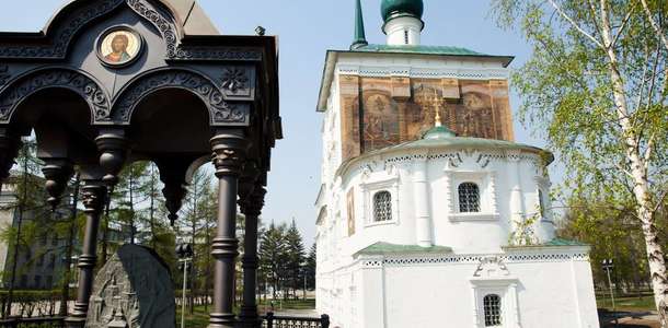 Irkutsk’un en eski kilisesi olan Spasskaya Kilisesi’ni ve Ulusal Tarih Müzesi’ni görün