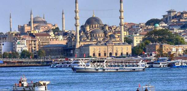 Eminönü'nde balık ekmek yiyin