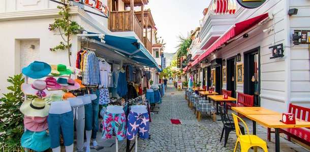 Kalkan’ın huzurlu sokaklarında gezin ve nefis balıklarını tadın  