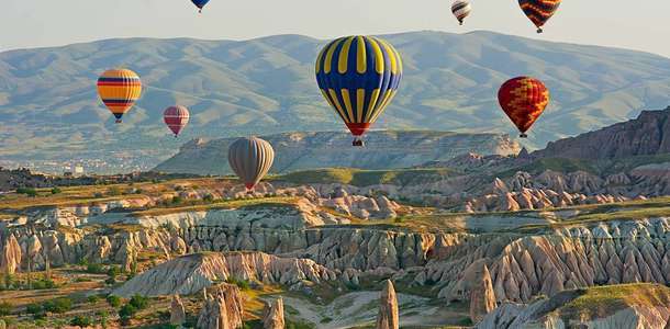 Rengarenk balonlarla gökyüzünde süzülün