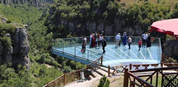 Kanyonlarında gezin, cam teraslarından derin vadilerini izleyin