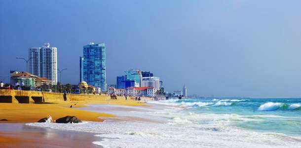 Sahillerde yürüyün ve manzarayı seyredin  