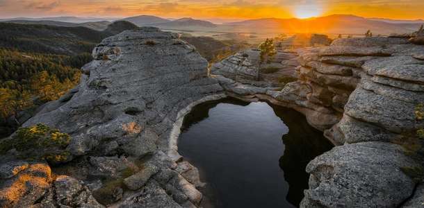 Şehrin muhteşem doğasını keşfedin, turkuaz göllerinde yüzün