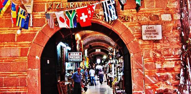 Tarihi Kemeraltı Çarşısı’nı gezin 