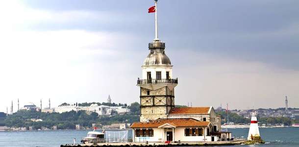 Kız Kulesi'nden gemilere el sallayın