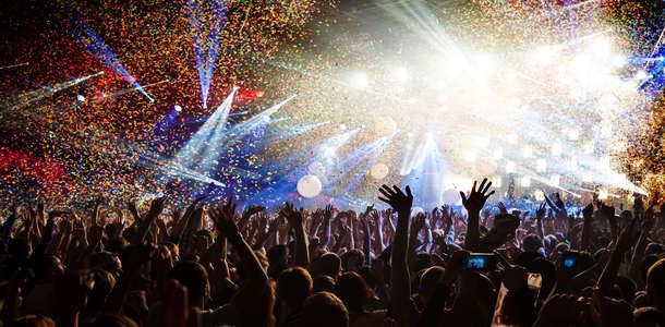 Geceleri müzik dinleyin ve dans edin