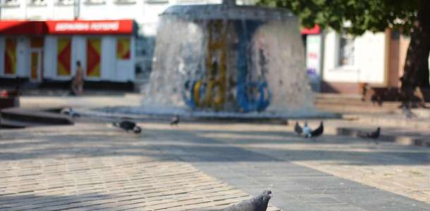 Kovalivskyi Parkı'nda bir banka oturup insanları izleyin