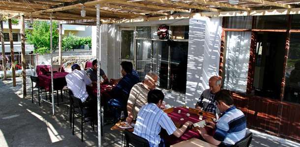 Köy kahvesinde çay için ve halkla sohbet edin  