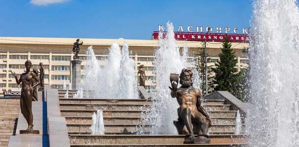 Krasnoyarsk şehrinin tarihi çeşmelerinden su için