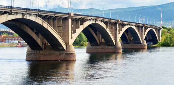 Krasnoyarsk Köprüsü’nden geçin