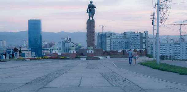 Şehrin caddelerinde yürüyün, renkli günbatımları izleyin