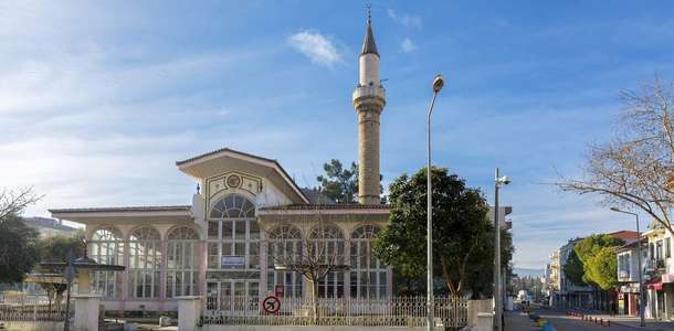 Kurşunlu Camii ve çevresinde dolaşın  