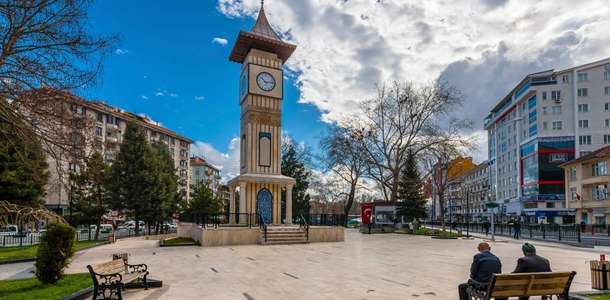 Kütahya Saat Kulesi’nin önünde fotoğraf çekilin