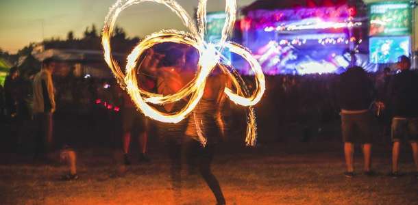 Ulusal kutlamalarda ve festivallerde eğenin  
