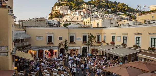 La Piazzetta Meydanı’nda kalabalığa karışın