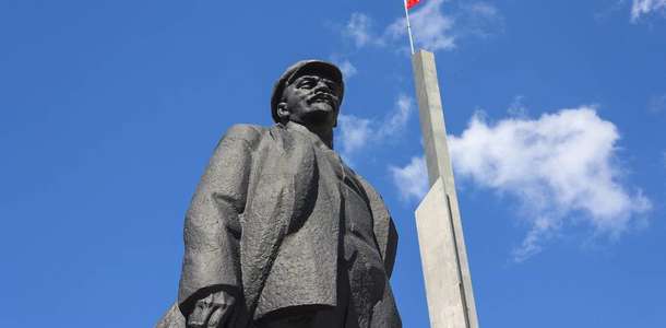Lenin heykelini görün  