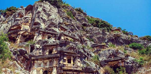 Likyalılardan kalan mezarları inceleyin