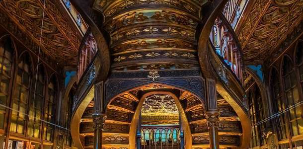 Livraria Lello’nun müzeyi andıran tarihi atmosferine tanık olun 