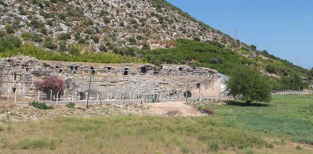 Liymra Antik Kenti’nin sütunlu caddesinde yüzün