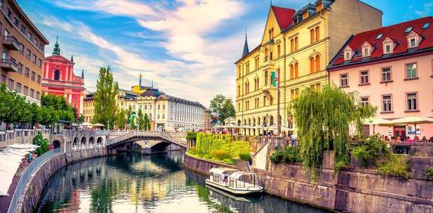Ljubljanica nehir kıyısında gün batımını izleyin