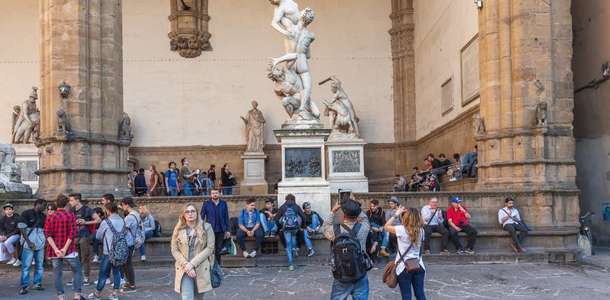 Loggia dei Lanzi'de tarihi heykelleri görün
