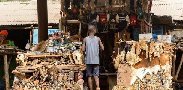 Köy Artisanal’dan hediyelik eşyalar alın, batik boyamanın nasıl yapıldığına tanık olun