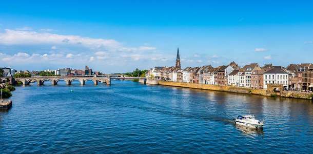 Maas Nehri üzerindeki büyüleyici köprülerden geçin  