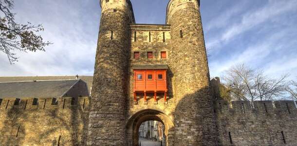 Eski şehir duvarlarının arasında gezinin 